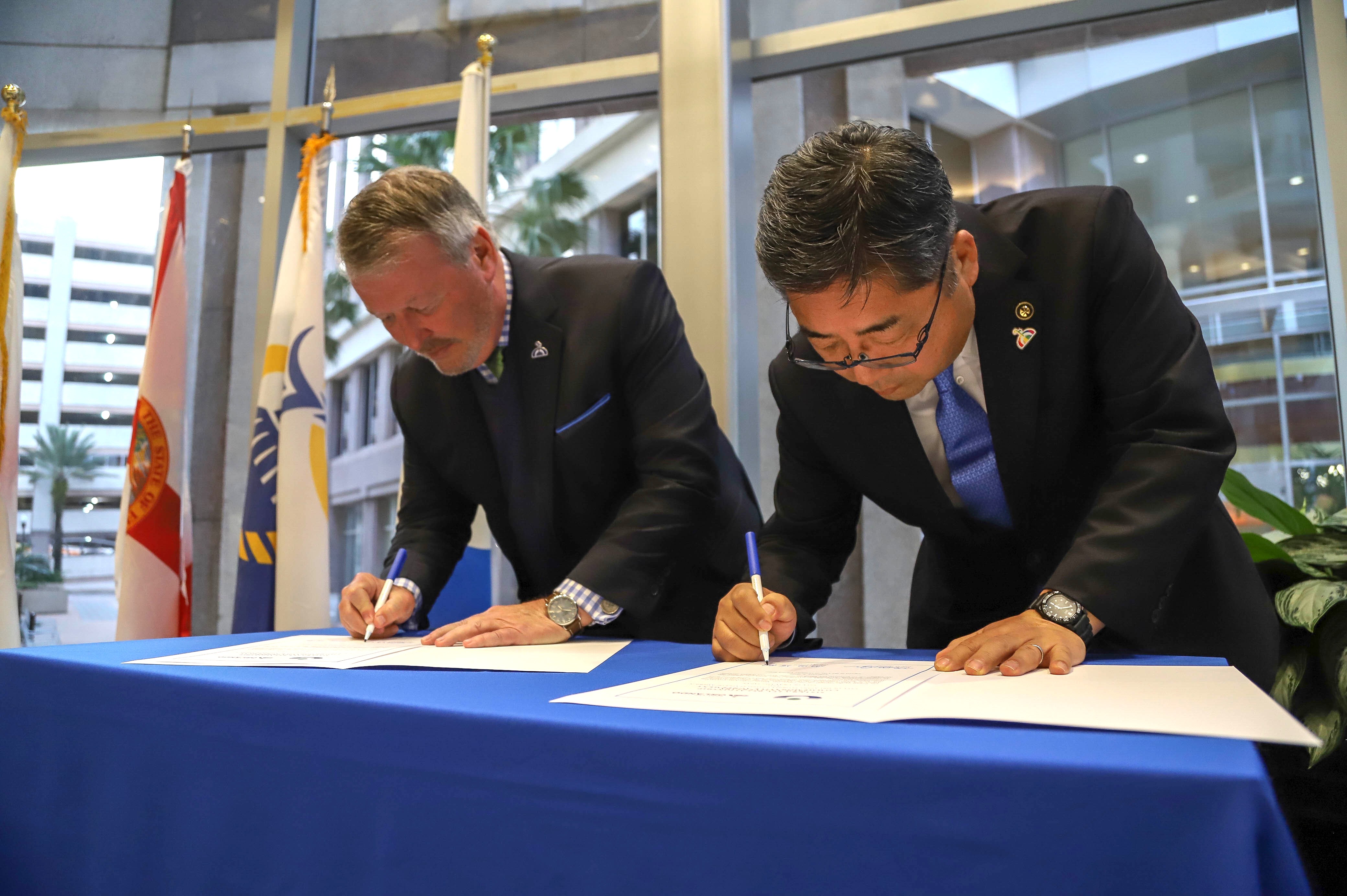Mayor Dyer and mayor of Urayasu, Japan